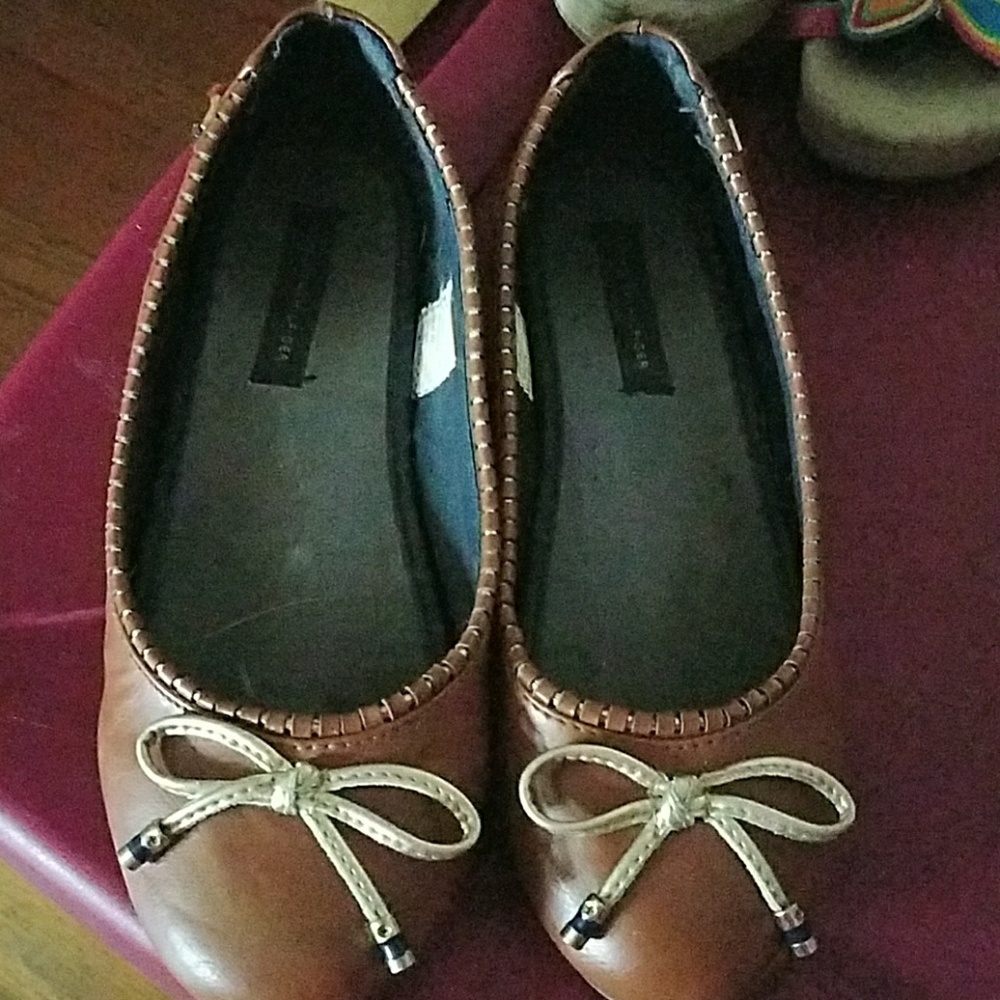 Tommy Hilfiger flats, brown with gold bows, size 4